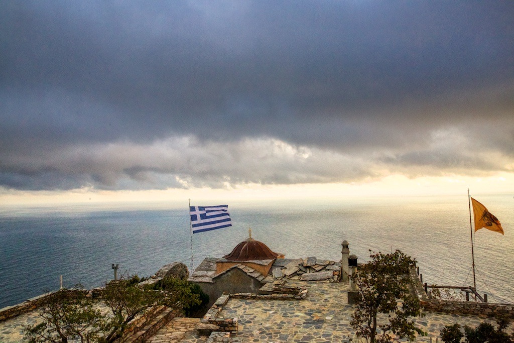 Πίσω από την Ελληνική σημαία το Αιγαίο πέλαγος