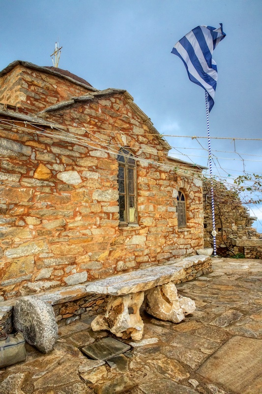 Το τέλος του ναού με το πέτρινο τραπέζι στο χείλος του γκρεμού