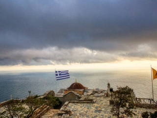 Πίσω από την Ελληνική σημαία το Αιγαίο πέλαγος